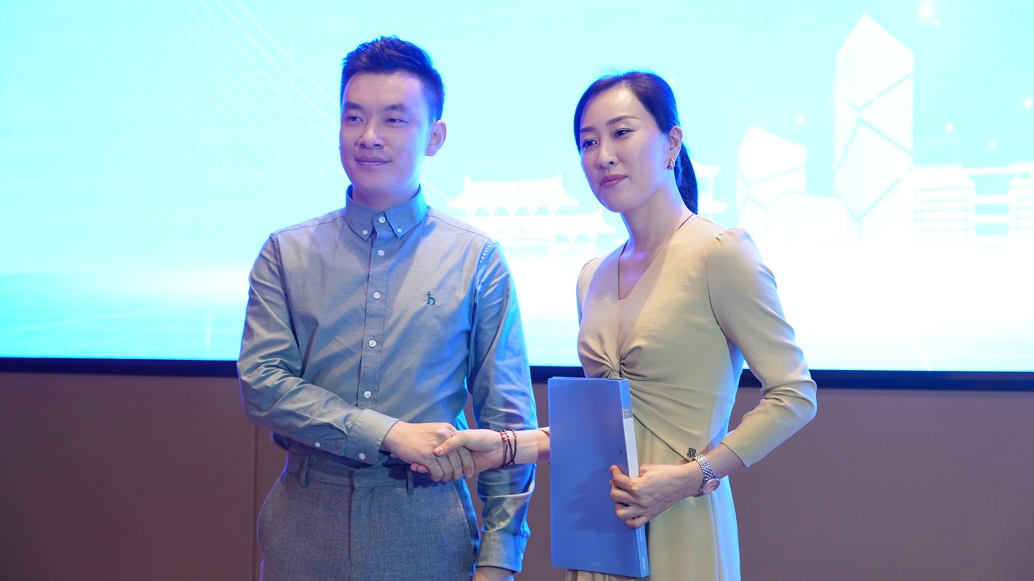 伊莱特副董事长王伟参加济南市女企业家协会章丘联络站成立大会