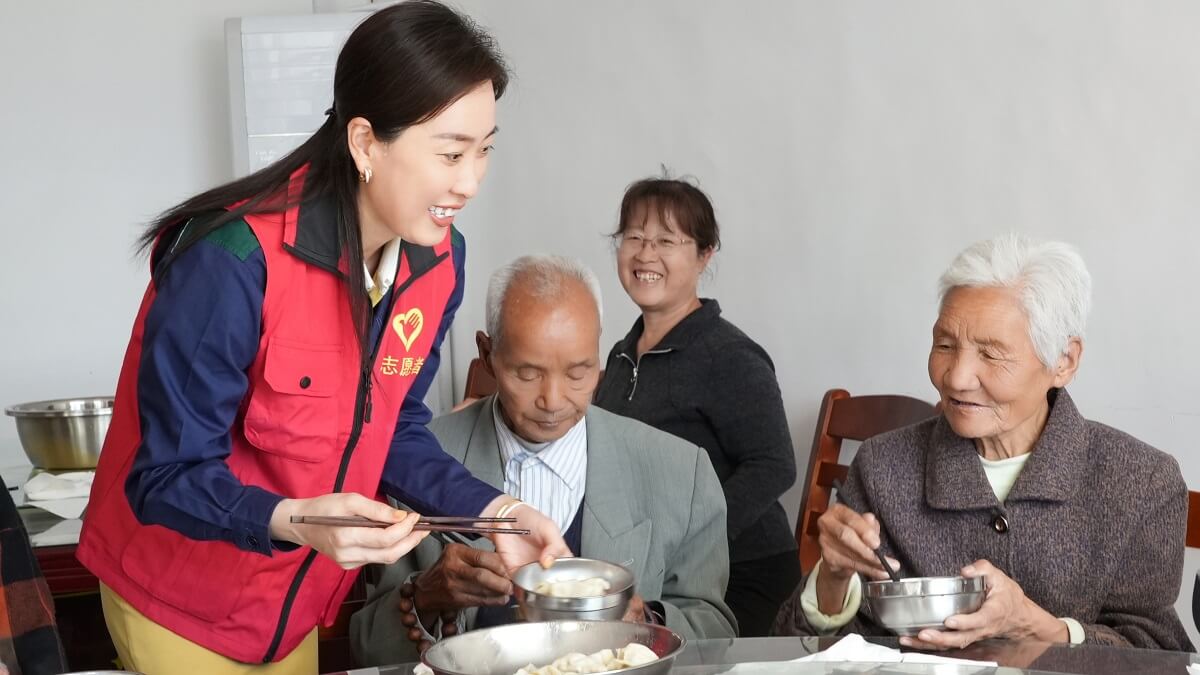 伊莱特阳光爱心基金助力“长者互助食堂”